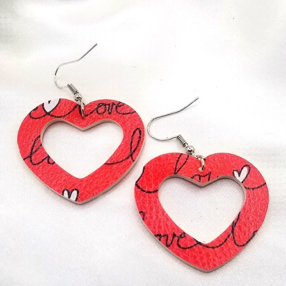 3/20❤Light weight fish Hook faux leather heart  Dangle earrings.